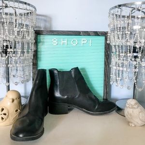 BLACK CHELSEA BOOTS!